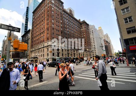 Pedoni che attraversano la 6th Avenue all'angolo di West 55th Street a Manhattan, New York City, NY, USA. Foto Stock