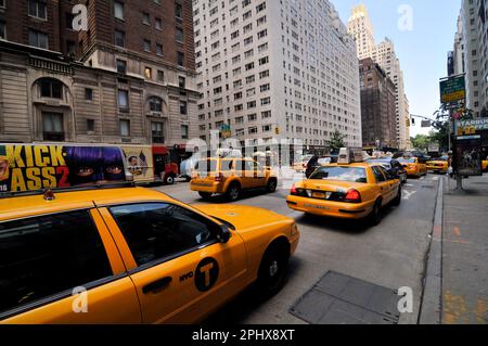 I taxi si sono allineati sulla Sixth Ave. Poco prima della West 56th Street a Manhattan, New York City, USA. Foto Stock
