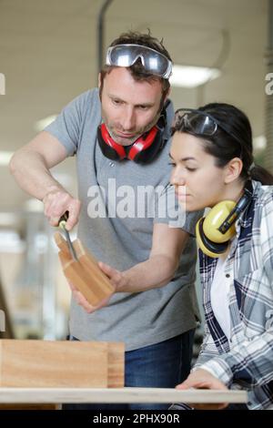 Ritratto di fiducioso falegname femmina in officina Foto Stock