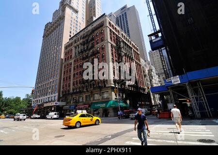 Angolo di West 58th Street e 6th Avenue nel centro di Manhattan, New York City, NY, USA. Foto Stock