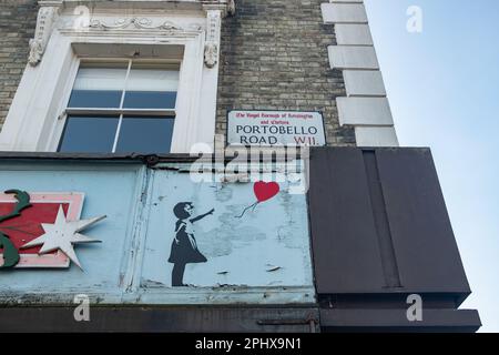 Londra - Gennaio 2023: Cartello di via Portobello Road a Notting Hill, Londra ovest - strada principale con mercato di strada Foto Stock