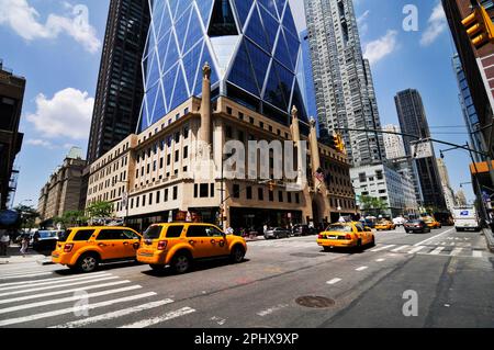 L'Hearst Tower è un edificio all'angolo sud-ovest della 57th Street e dell'Ottava Avenue, vicino a Columbus Circle, a Manhattan, New York City, NY, STATI UNITI. Foto Stock