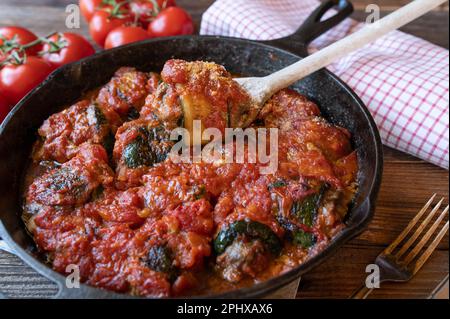 Zucchine farcite con carne macinata in una deliziosa salsa di pomodoro. Involtini o involtini italiani Foto Stock