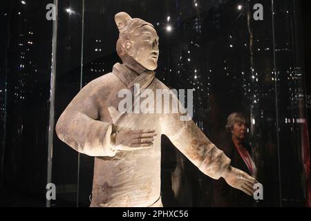 Madrid, Spagna. 28th Mar, 2023. Un visitatore è visto durante una mostra dei famosi Guerrieri di Terracotta in Cina ad Alicante, Spagna, 28 marzo 2023. Il Museo Archeologico di Alicante ha aperto martedì una mostra unica dei famosi Guerrieri di Terracotta della Cina, noti come l'"Ottava meraviglia del mondo". La mostra, intitolata "la leggenda delle dinastie Qin e Han della Cina", che si apre al pubblico da mercoledì a gennaio 28, 2024, espone più di 120 pezzi provenienti da nove musei cinesi. Credit: Meng Dingbo/Xinhua/Alamy Live News Foto Stock