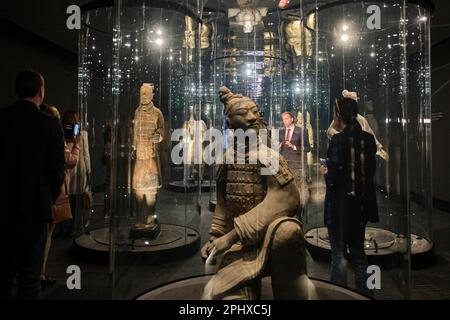 Madrid, Spagna. 28th Mar, 2023. La gente visita una mostra dei famosi Guerrieri di Terracotta in Cina ad Alicante, Spagna, 28 marzo 2023. Il Museo Archeologico di Alicante ha aperto martedì una mostra unica dei famosi Guerrieri di Terracotta della Cina, noti come l'"Ottava meraviglia del mondo". La mostra, intitolata "la leggenda delle dinastie Qin e Han della Cina", che si apre al pubblico da mercoledì a gennaio 28, 2024, espone più di 120 pezzi provenienti da nove musei cinesi. Credit: Meng Dingbo/Xinhua/Alamy Live News Foto Stock