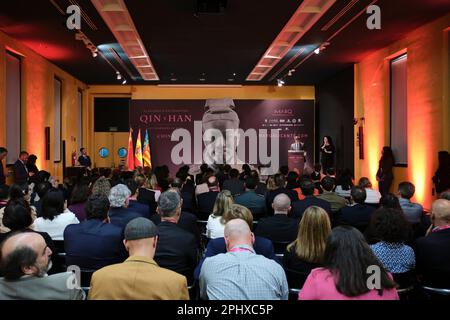 Madrid, Spagna. 28th Mar, 2023. La gente partecipa alla cerimonia di apertura di una mostra dei famosi Guerrieri di Terracotta in Cina ad Alicante, Spagna, 28 marzo 2023. Il Museo Archeologico di Alicante ha aperto martedì una mostra unica dei famosi Guerrieri di Terracotta della Cina, noti come l'"Ottava meraviglia del mondo". La mostra, intitolata "la leggenda delle dinastie Qin e Han della Cina", che si apre al pubblico da mercoledì a gennaio 28, 2024, espone più di 120 pezzi provenienti da nove musei cinesi. Credit: Meng Dingbo/Xinhua/Alamy Live News Foto Stock