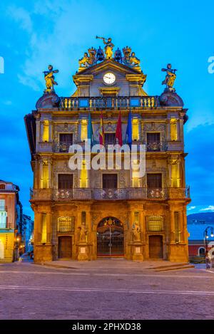 Vista notturna del Municipio nella città spagnola di pamplona. Foto Stock