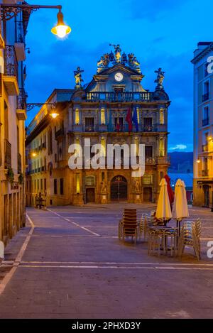 Vista notturna del Municipio nella città spagnola di pamplona. Foto Stock