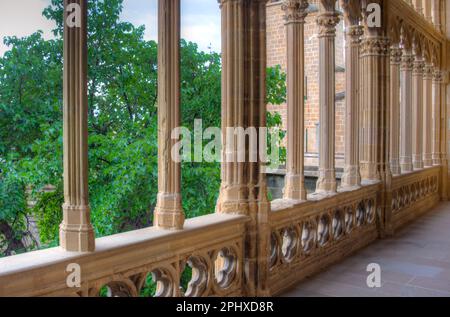 Finestra ad arco al palazzo reale di Olite in Spagna. Foto Stock