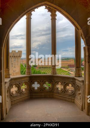 Finestra ad arco al palazzo reale di Olite in Spagna. Foto Stock