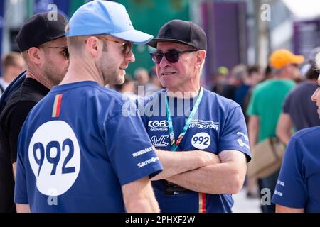 Melbourne, Australia, 30 marzo 2023. I fan della Formula 1 si vedono godendo l'atmosfera durante il Gran Premio d'Australia di Formula uno del 30 marzo 2023, presso il circuito del Gran Premio di Melbourne ad Albert Park, Australia. Credit: Dave Hewison/Speed Media/Alamy Live News Foto Stock