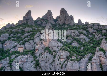 Tramonto sulle formazioni rocciose al Parc Natural de la Muntanya de Montserrat in Spagna. Foto Stock