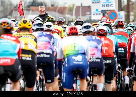 Waregem, Belgio. 29th Mar, 2023. L'immagine mostra l'inizio della corsa d'élite maschile della gara ciclistica 'Dwars Door Vlaanderen', 183, a 5 km da Roeselare a Waregem, mercoledì 29 marzo 2023. BELGA PHOTO DAVID PINTENS Credit: Belga News Agency/Alamy Live News Foto Stock