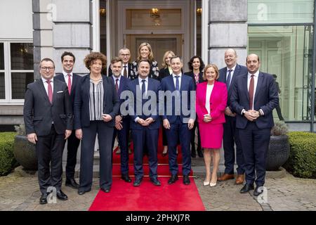 Ministro lussemburghese per gli alloggi Marc Hansen, Segretario di Stato per la politica scientifica Thomas Dermine, Vice primo Ministro e Ministro dei servizi pubblici e delle imprese statali Petra De Sutter, Franz Fayot, Vice primo Ministro e Ministro della sanità pubblica e degli affari sociali Frank Vandenbroucke, Ministro degli interni Annelies Verlinden, primo Ministro lussemburghese Xavier Bettel, Taina Bofferding, il primo ministro Alexander De Croo, il ministro degli Esteri Hadja Lahbib, Paulette Lenert e il segretario di Stato per l'Agenda digitale e la privacy Mathieu Michel una cerimonia di firma dopo il vertice di Gaichel, un me diplomatico Foto Stock