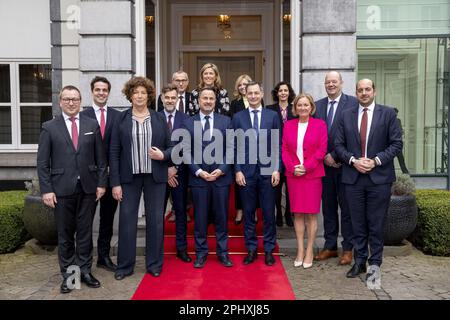 Ministro lussemburghese per gli alloggi Marc Hansen, Segretario di Stato per la politica scientifica Thomas Dermine, Vice primo Ministro e Ministro dei servizi pubblici e delle imprese statali Petra De Sutter, Franz Fayot, Vice primo Ministro e Ministro della sanità pubblica e degli affari sociali Frank Vandenbroucke, Ministro degli interni Annelies Verlinden, primo Ministro lussemburghese Xavier Bettel, Taina Bofferding, il primo ministro Alexander De Croo, il ministro degli Esteri Hadja Lahbib, Paulette Lenert e il segretario di Stato per l'Agenda digitale e la privacy Mathieu Michel una cerimonia di firma dopo il vertice di Gaichel, un me diplomatico Foto Stock