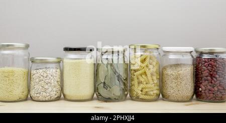 Varietà di legumi e grani in vasi di vetro. Concetto di zero rifiuti e stile di vita ecocompatibile. Vita domestica senza sprechi in casa e in cucina. Nessun pla Foto Stock