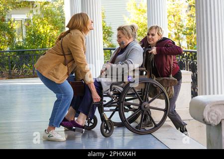 LA TENUTA (2022) TONI COLLETTE KATHLEEN TURNER ANNA FARIS DEAN CRAIG (DIR) FILM D'AUTORE/COLLEZIONE MOVIESTORE Foto Stock
