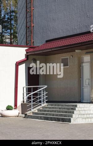 Portico con scalini e ingresso dell'edificio da vicino Foto Stock