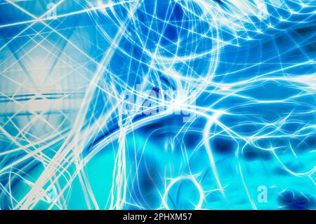 Sfondo astratto di bianco luminoso e neon blu linee irregolari che si incrociano l'una con l'altra Foto Stock