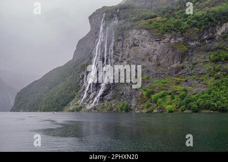 Sette sorelle cascata in Norvegia che cade nel fiordo di Geiranger Foto Stock