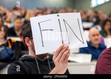 Tolosa, Francia. 28th Mar, 2022. Visualizza il conto alla rovescia del tempo di fine conversazione. 300 studenti, insegnanti e personale dell'università per questa Assemblea generale dell'università Toulouse Jean-Jaurès, discorsi e voti picket dei lavoratori ferroviari e raccoglitori di rifiuti, coordinamento degli studenti a Parigi, sciopero e giorni nazionali di mobilitazione, il divieto dei corsi in discrepanze, Il sostegno all'occupazione del Gai Savoir. Ecc. Francia, Tolosa il 28th, marzo 2023. Foto di Patricia Huchot-Boissier/ABACAPRESS.COM Credit: Abaca Press/Alamy Live News Foto Stock