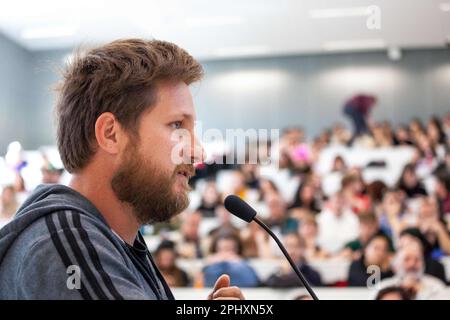 Tolosa, Francia. 28th Mar, 2022. Uno studente parla. 300 studenti, insegnanti e personale dell'università per questa Assemblea generale dell'università Toulouse Jean-Jaurès, discorsi e voti picket dei lavoratori ferroviari e raccoglitori di rifiuti, coordinamento degli studenti a Parigi, sciopero e giorni nazionali di mobilitazione, il divieto dei corsi in discrepanze, Il sostegno all'occupazione del Gai Savoir. Ecc. Francia, Tolosa il 28th, marzo 2023. Foto di Patricia Huchot-Boissier/ABACAPRESS.COM Credit: Abaca Press/Alamy Live News Foto Stock