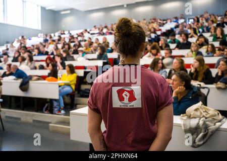 Tolosa, Francia. 28th Mar, 2022. Conteggio dei voti. 300 studenti, insegnanti e personale dell'università per questa Assemblea generale dell'università Toulouse Jean-Jaures, discorsi e voti picket dei lavoratori ferroviari e dei raccoglitori di rifiuti, coordinamento degli studenti a Parigi, sciopero e giorni nazionali di mobilitazione, il divieto dei corsi in discrepanze, Il sostegno all'occupazione del Gai Savoir. Ecc. Francia, Tolosa il 28th, marzo 2023. Foto di Patricia Huchot-Boissier/ABACAPRESS.COM Credit: Abaca Press/Alamy Live News Foto Stock