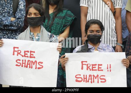 Dhaka, Bangladesh, 29 marzo 2023. Gli studenti del Bangladesh di diverse università hanno un cartellone mentre si riuniscono in una protesta che chiede il rilascio immediato del giornalista Shamsuzzaman, al campus universitario di Dhaka, a Dhaka, in Bangladesh, il 29 marzo 2023. Diversi querelanti che si identificavano come membri del Dipartimento di inchiesta penale (CID) raccolsero il corrispondente del personale di Prothom Alo a Savar, Shamsuzzaman, dalla sua casa mercoledì mattina presto. Mercoledì è stato presentato un caso contro il giornalista di Prothom Alo Shamsuzzaman ai sensi del Digital Security Act (DSA). Foto di Suvra Kanti Das/A. Foto Stock