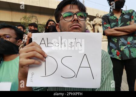 Dhaka, Bangladesh, 29 marzo 2023. Gli studenti del Bangladesh di diverse università hanno un cartellone mentre si riuniscono in una protesta che chiede il rilascio immediato del giornalista Shamsuzzaman, al campus universitario di Dhaka, a Dhaka, in Bangladesh, il 29 marzo 2023. Diversi querelanti che si identificavano come membri del Dipartimento di inchiesta penale (CID) raccolsero il corrispondente del personale di Prothom Alo a Savar, Shamsuzzaman, dalla sua casa mercoledì mattina presto. Mercoledì è stato presentato un caso contro il giornalista di Prothom Alo Shamsuzzaman ai sensi del Digital Security Act (DSA). Foto di Suvra Kanti Das/A. Foto Stock