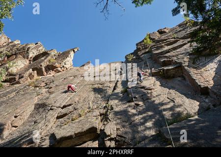 Allenamento di arrampicatori su terreni naturali. Arrampicata in natura Foto Stock