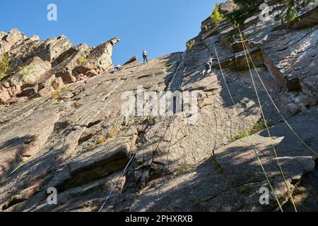 Allenamento di arrampicatori su terreni naturali. Arrampicata in natura Foto Stock