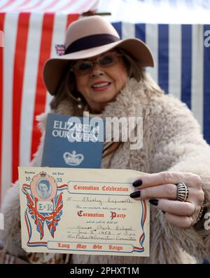 Shirley Heim, con il suo biglietto originale per la festa di strada per l'incoronazione della regina Elisabetta II nel 1953 e un libro che le fu dato da bambino, prima di una visita del re Carlo III e della regina Consort al mercato di Wittenbergplatz, a Berlino, Come parte della loro visita di Stato in Germania. Data immagine: Giovedì 30 marzo 2023. Foto Stock