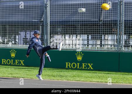 Melbourne, Australia. 29th Mar, 2023. Yuki Tsunoda del Giappone e della Scuderia AlphaTauri hanno calciato un calcio AFL in pista in vista del Gran Premio d'Australia di Formula uno all'Albert Park Circuit di Melbourne. (Foto di George Hitchens/SOPA Images/Sipa USA) Credit: Sipa USA/Alamy Live News Foto Stock