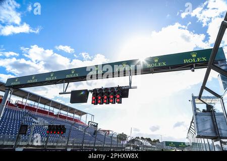Melbourne, Australia. 29th Mar, 2023. La luce di partenza si accende sul pozzo dritto davanti al Gran Premio d’Australia di Formula uno all’Albert Park Circuit di Melbourne. (Foto di George Hitchens/SOPA Images/Sipa USA) Credit: Sipa USA/Alamy Live News Foto Stock