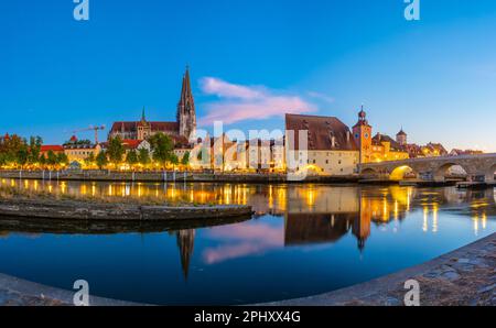 Vista al tramonto sul centro storico di Ratisbona, in Germania. Foto Stock