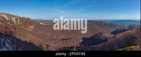 La catena montuosa della Stara Planina vista dal sentiero verso la vetta del Botev, Bulgaria. Foto Stock