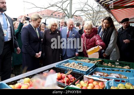 Re Carlo III, la Regina Consort e il sindaco governante di Berlino Franziska Giffey (al centro a sinistra) durante una visita al mercato di Wittenbergplatz, a Berlino, come parte della loro visita di stato in Germania. Data immagine: Giovedì 30 marzo 2023. Foto Stock