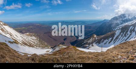 La catena montuosa della Stara Planina vista dal sentiero verso la vetta del Botev, Bulgaria. Foto Stock