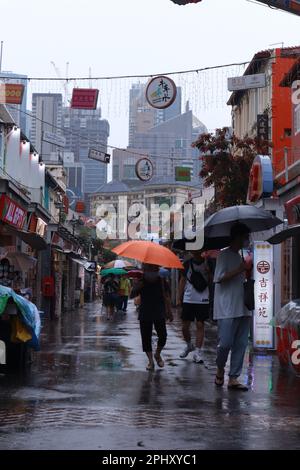 Giornata piovosa a Chinatown, Singapore, alla fine del Capodanno cinese Foto Stock