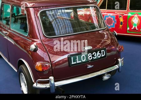 Primo piano, vista posteriore della 1966 di Ringo Starr, min Cooper S Sports Saloon, che mostra la conversione della berlina effettuata in modo da poter caricare la sua batteria Foto Stock