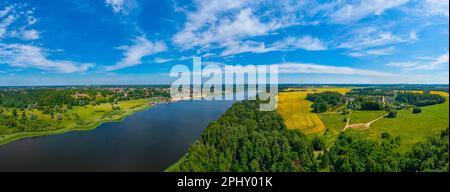 Vista aerea del lago Viljandi in Estonia durante una giornata di sole. Foto Stock