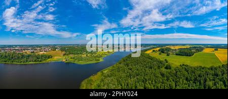 Vista aerea del lago Viljandi in Estonia durante una giornata di sole. Foto Stock