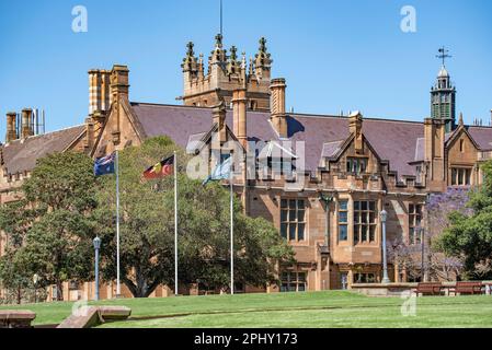 Parte dell'esterno del quadrilatero dell'Università di Sydney, costruito tra il 1854 e il 1966 nello stile architettonico vittoriano del Revival gotico accademico Foto Stock