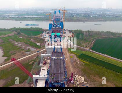 MAANSHAN, CINA - 30 MARZO 2023 - gli operai del secondo ufficio di aviazione della Cina le comunicazioni effettuano il getto concreto per il primo fascio di strada dentro Foto Stock