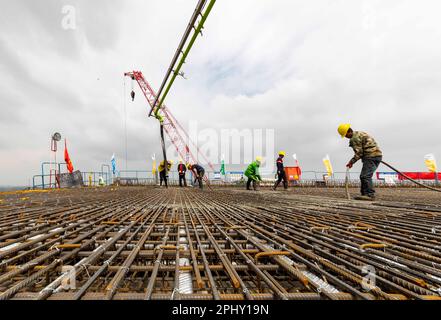 MAANSHAN, CINA - 30 MARZO 2023 - gli operai del secondo ufficio di aviazione della Cina le comunicazioni effettuano il getto concreto per il primo fascio di strada dentro Foto Stock