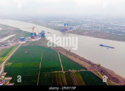 MAANSHAN, CINA - 30 MARZO 2023 - gli operai del secondo ufficio di aviazione della Cina le comunicazioni effettuano il getto concreto per il primo fascio di strada dentro Foto Stock
