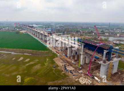 MAANSHAN, CINA - 30 MARZO 2023 - gli operai del secondo ufficio di aviazione della Cina le comunicazioni effettuano il getto concreto per il primo fascio di strada dentro Foto Stock