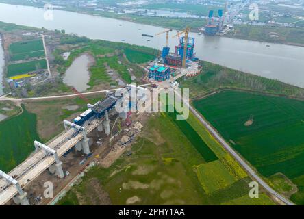 MAANSHAN, CINA - 30 MARZO 2023 - gli operai del secondo ufficio di aviazione della Cina le comunicazioni effettuano il getto concreto per il primo fascio di strada dentro Foto Stock