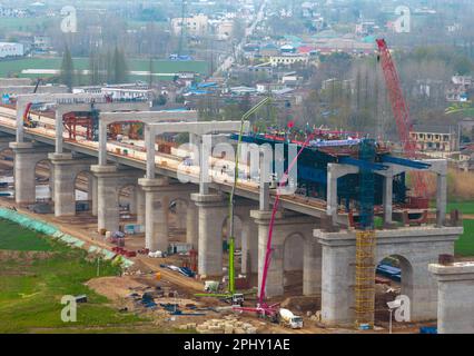 MAANSHAN, CINA - 30 MARZO 2023 - gli operai del secondo ufficio di aviazione della Cina le comunicazioni effettuano il getto concreto per il primo fascio di strada dentro Foto Stock