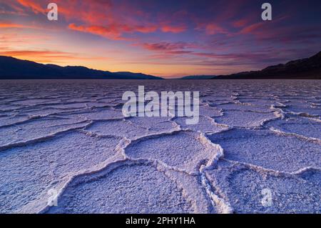 Death Valley National Park USA Badwater Basin Death Valley Salt pan Polygons al tramonto Badwater Basin Death Valley National Park, California, USA Foto Stock